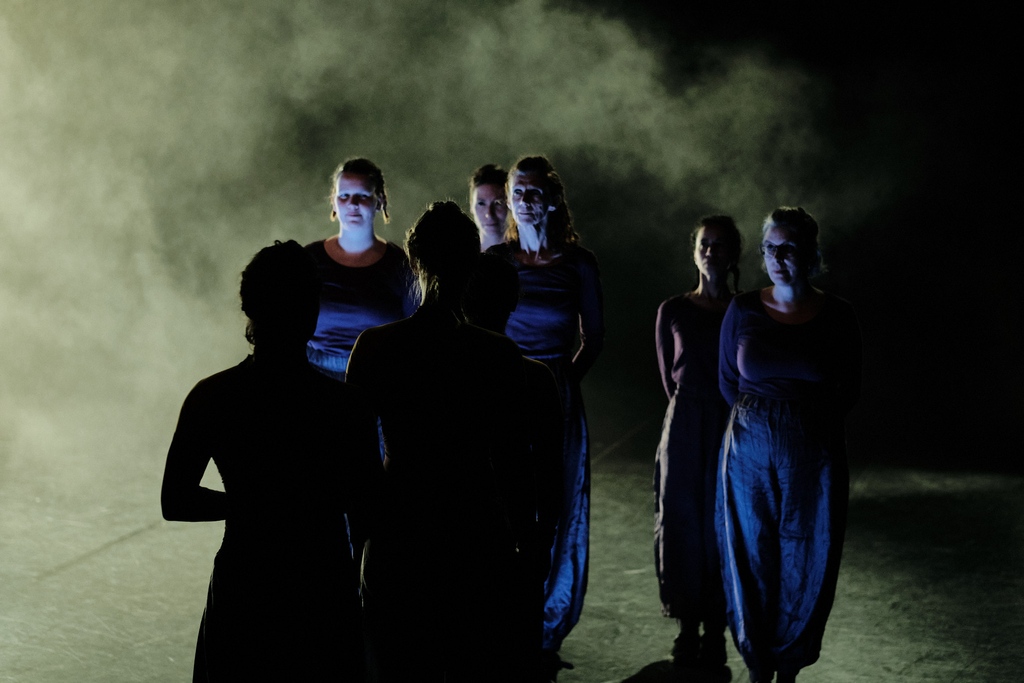 Een kleine terugblik naar 𝐃𝐢𝐜𝐭𝐚𝐭𝐨𝐫𝐬𝐡𝐢𝐩 𝐨𝐟 𝐋𝐨𝐯𝐞 op 19 januari. Onder leiding van choreografe Sandra Kramerova deden 10 Bredase vrouwen mee aan de voorstelling, die gebaseerd was op massachoreografieën die Sandra zag tijdens haar jeugd in Tsjechoslowakije.