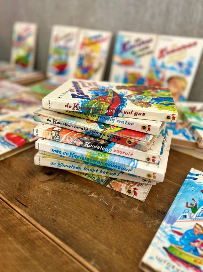 Gemeente Zaanstad (@gemzaanstad) on Twitter photo ✍️ Hotze de Roos woonde in Krommenie en had als schrijver succes met zijn boekenserie 'De Kameleon'. Op de plek van zijn oude woning bouwt <a href="/parteon/">Parteon</a> nieuwe woningen. Om hem te eren is er op de gevel een gedenksteen geplaatst die <a href="/natasgr/">NatasjaGroothuismink</a> met basisschoolleerlingen mocht onthullen👏 ✍️ Hotze de Roos woonde in Krommenie en had als schrijver succes met zijn boekenserie 'De Kameleon'. Op de plek van zijn oude woning bouwt <a href="/parteon/">Parteon</a> nieuwe woningen. Om hem te eren is er op de gevel een gedenksteen geplaatst die <a href="/natasgr/">NatasjaGroothuismink</a> met basisschoolleerlingen mocht onthullen👏