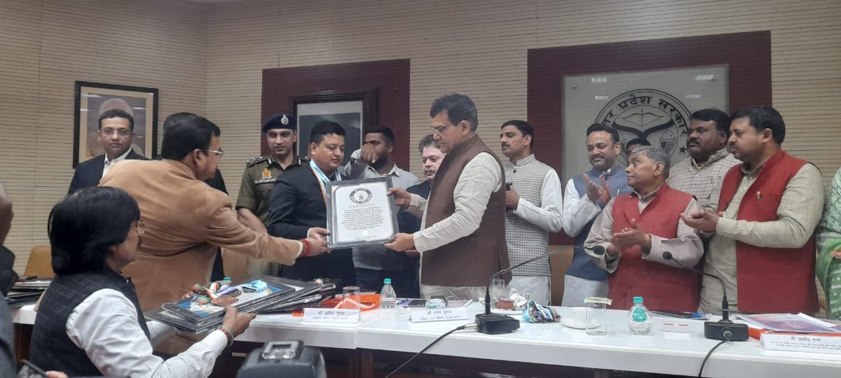 श्री ए0के0 शर्मा मा0 कैबिनेट मंत्री, नगर विकास <a href="/UPGovt/">Government of UP</a>/प्रभारी मंत्री #Agra द्वारा मंडलायुक्त/पुलिस आयुक्त/जिलाधिकारी/नगर आयुक्त नगर निगम/सीडीओ एवं अन्य विभागीय अधिकारियों के साथ "जी-20 सम्मेलन" की तैयारियों की समीक्षा बैठक की गयी।