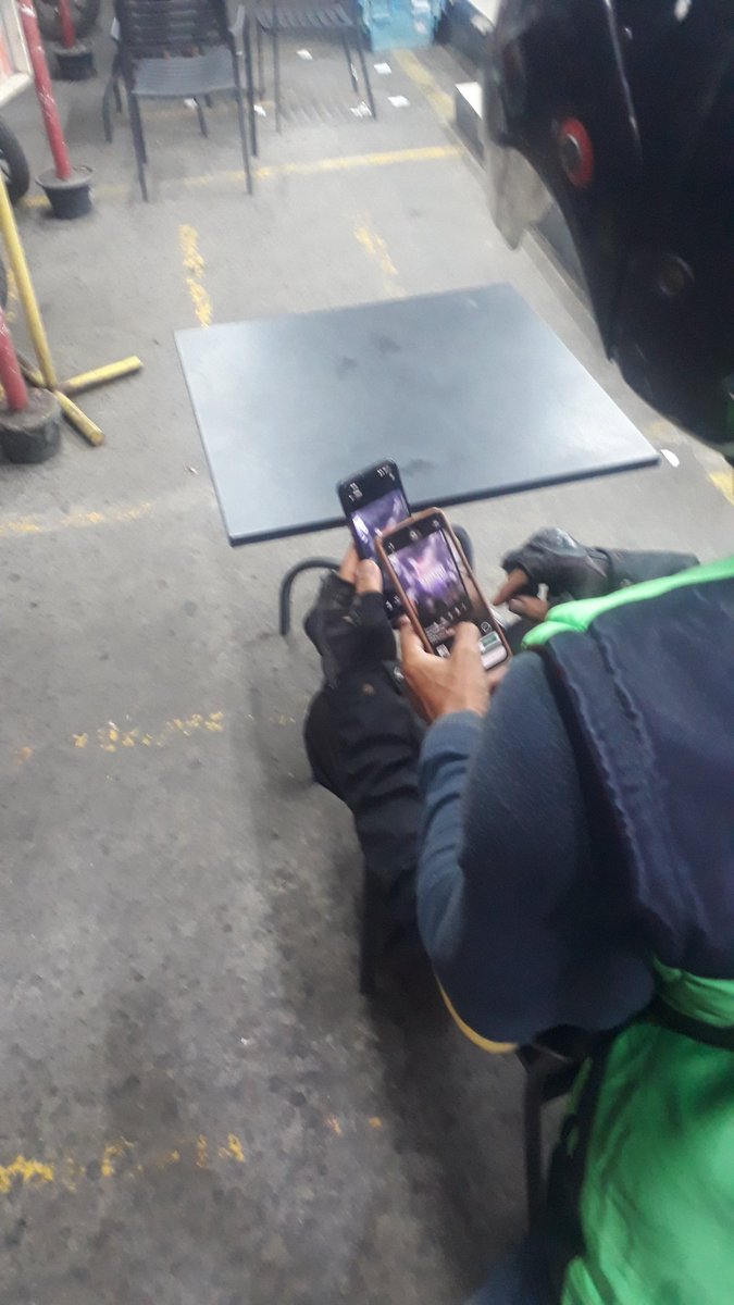 Random banget sih, kasihan juga abang ojolnya... Pke ada yg ambil helmnya