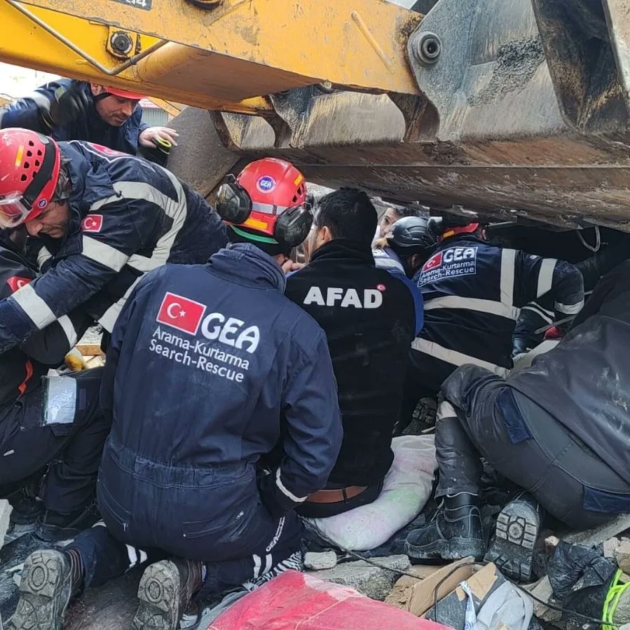 GEA__SAR's tweet photo. #Kahramanmaraş'ta meydana gelen 7,7 büyüklüğündeki depremden hemen sonra #İstanbul #Ankara #Adana #İzmir #Antalya #Eskisehir #Bursa illerinden afet bölgesine doğru hareket eden bütün ekiplerimiz #AFAD Koordinasyonunda arama kurtarma çalışmalarına başlamıştır.
#GEAAramaKurtarma https://t.co/eiWt9SDXQr