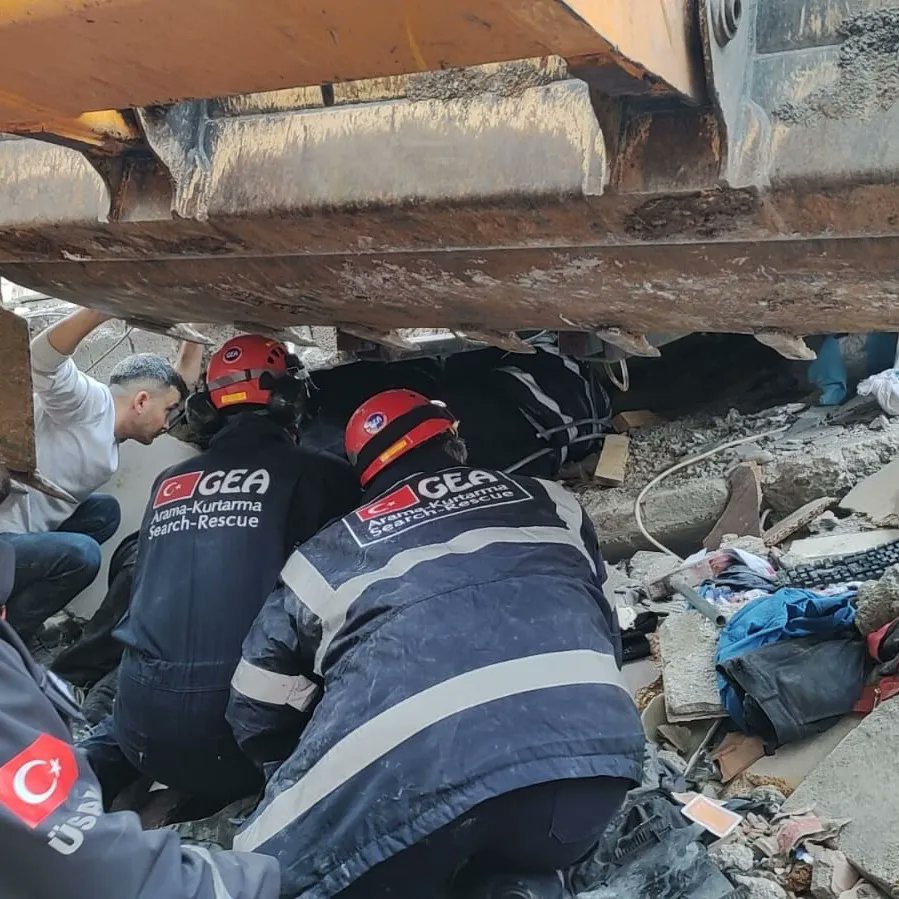 GEA__SAR's tweet photo. #Kahramanmaraş'ta meydana gelen 7,7 büyüklüğündeki depremden hemen sonra #İstanbul #Ankara #Adana #İzmir #Antalya #Eskisehir #Bursa illerinden afet bölgesine doğru hareket eden bütün ekiplerimiz #AFAD Koordinasyonunda arama kurtarma çalışmalarına başlamıştır.
#GEAAramaKurtarma https://t.co/eiWt9SDXQr