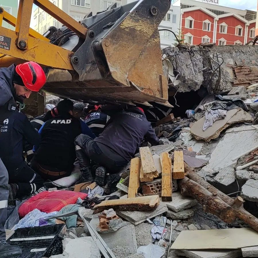 GEA__SAR's tweet photo. #Kahramanmaraş'ta meydana gelen 7,7 büyüklüğündeki depremden hemen sonra #İstanbul #Ankara #Adana #İzmir #Antalya #Eskisehir #Bursa illerinden afet bölgesine doğru hareket eden bütün ekiplerimiz #AFAD Koordinasyonunda arama kurtarma çalışmalarına başlamıştır.
#GEAAramaKurtarma https://t.co/eiWt9SDXQr