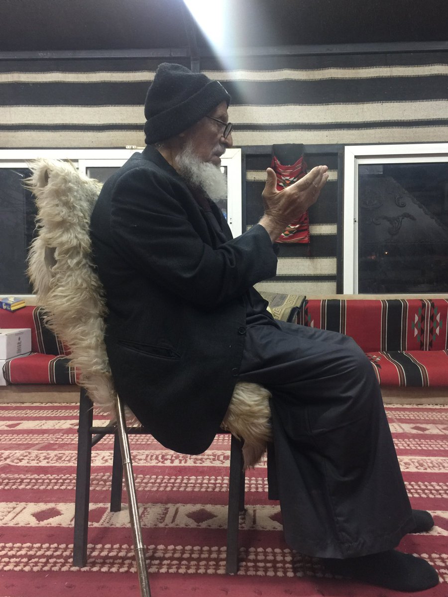 Hamdan__D's tweet photo. /
ليته يموت الموت لا حل طاريك
               واستغفر الله لو تمنينك بذنب
الذنب والله من فقدها دعاويك
        والا الذنوب خفاف لا حِمّلت جنب
واجرح قلبي كيف غابت لياليك
       كن الصدر مغروس في داخله طنب
الله يرحمك يا بـيّي ..❥ 
#جوفيّات https://t.co/c5iMy1NPHr