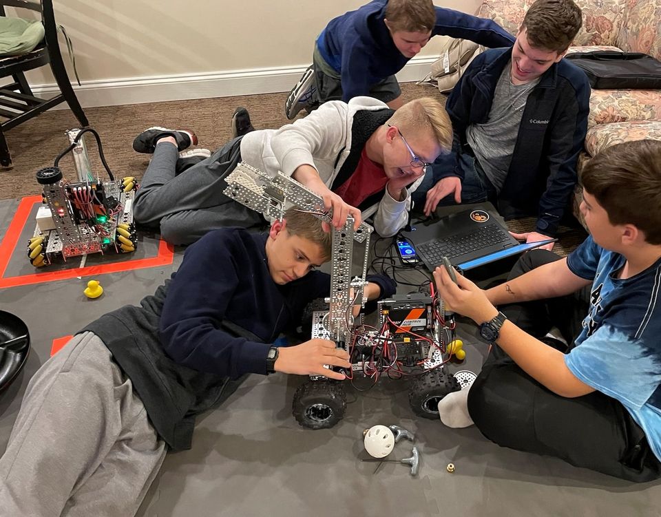 Skayl_It's tweet photo. Did you know? 🤖Skayl sponsors a local robotics team called the Guthrie Geeks-FTC Team 16269. Proud to say the team placed 4th out of 30 teams in the last qualifier! We're honored to play a part in inspiring these future science &amp; technology leaders! #omgrobots #morethanrobots https://t.co/0XyAOIQTdp