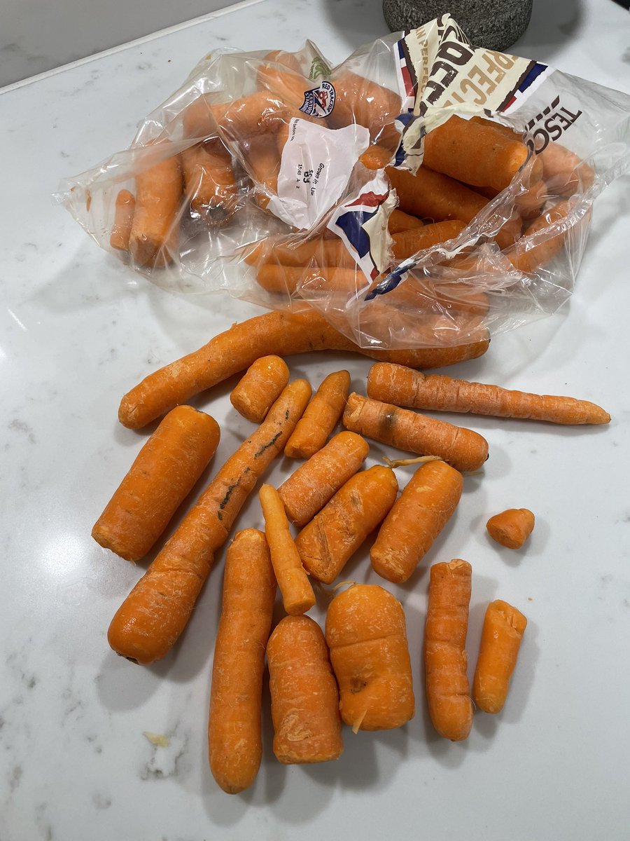 moloughn's tweet photo. @Tesco I’m all for imperfect veg but this is not just imperfect. It’s random broken, rotting scraps. https://t.co/3e0nwhnX6L