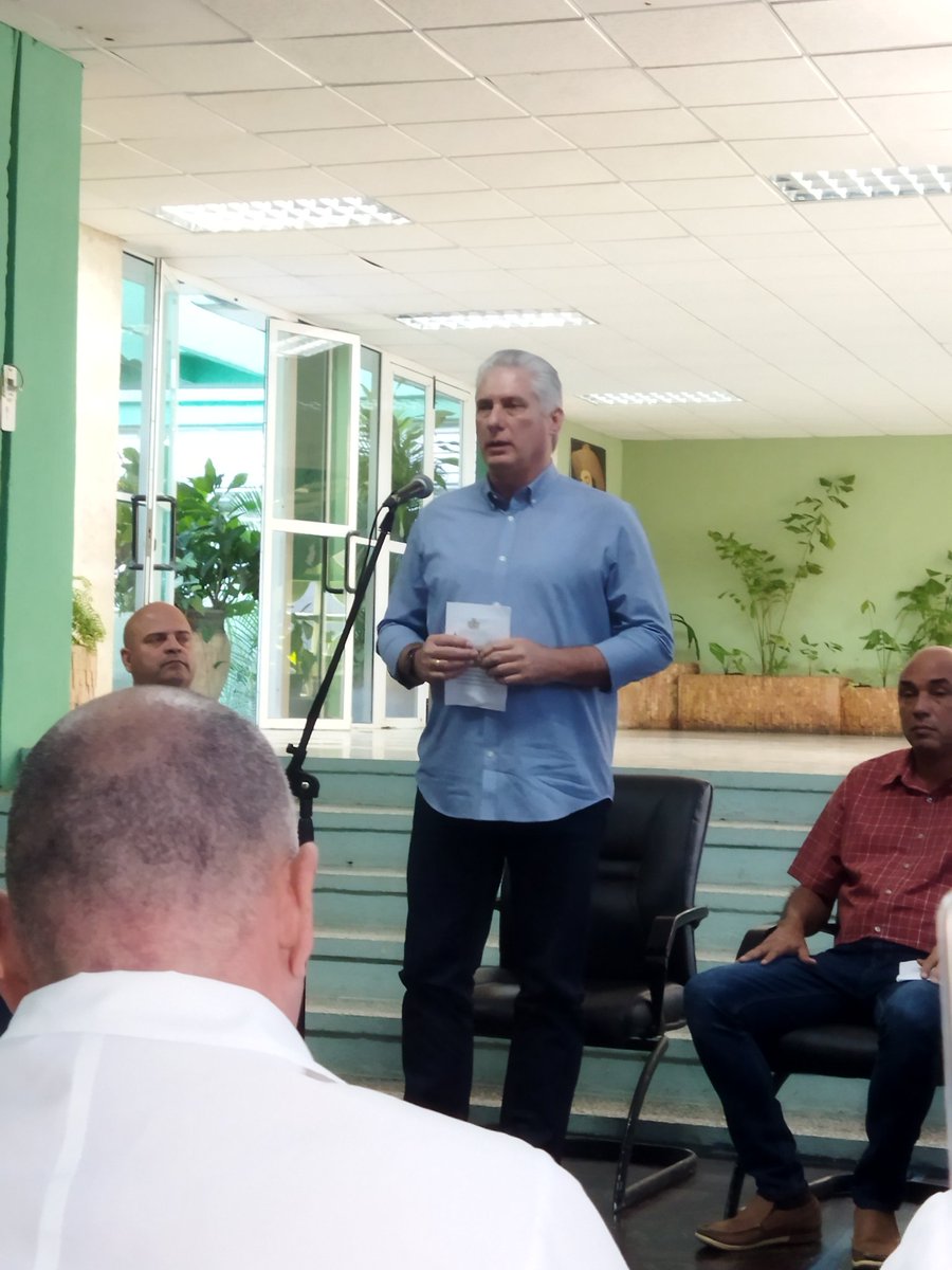 A enfrentar con resistencia creativa las dificultades para salir adelante y lograr vencer los obstáculos, fue el llamado del Presidente cubano en su encuentro como candidato a diputado a la <a href="/AsambleaCuba/">Asamblea Nacional Cuba</a>  que sostuvo con trabajadores y estudiantes en la <a href="/ucmvccu/">Universidad de Ciencias Médicas de Villa Clara</a>  #JuntarYVencer