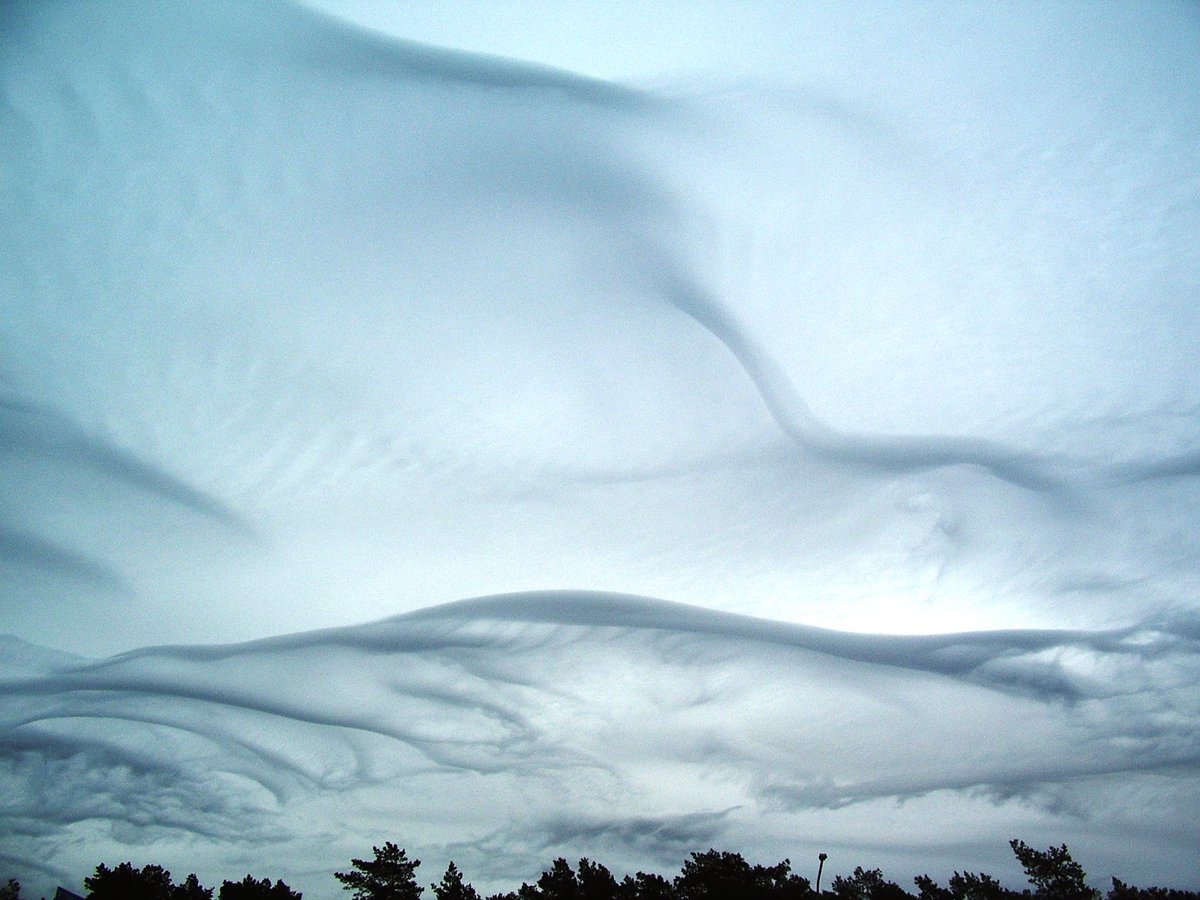 CloudCup2's tweet photo. Asperatus Clouds (left), Scud Cloud (Right) https://t.co/dILg6epU11