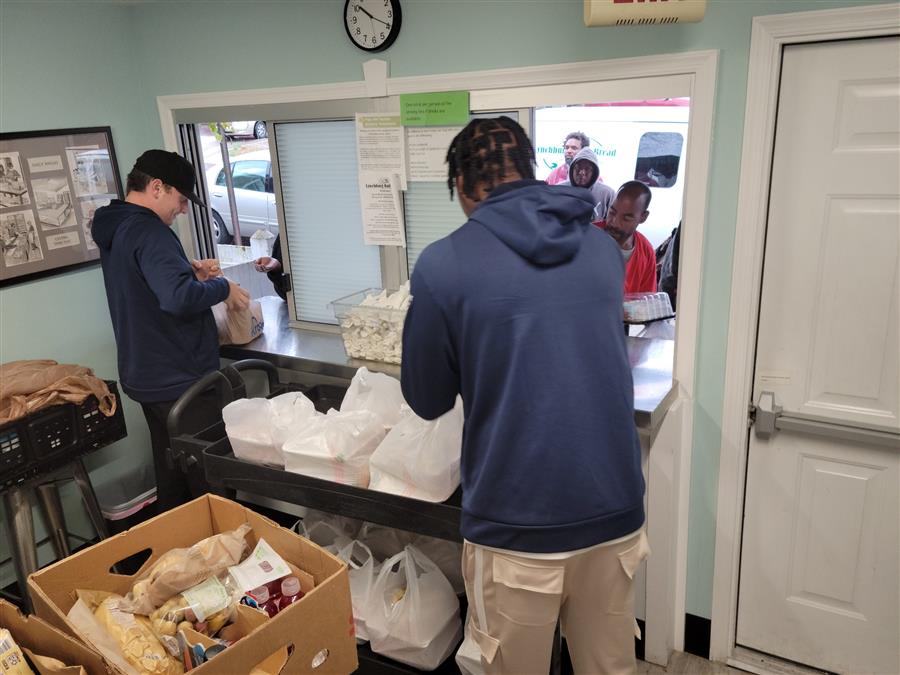 FreedomFirstCU's tweet photo. A couple months ago, members of our Lynchburg team joined up with Liberty University's Baseball Team to serve meals at Lynchburg Daily Bread. They served over 350 meals! #CommunityGiveBack #LynchburgVA #BankForGood https://t.co/GX0rzrJuV7