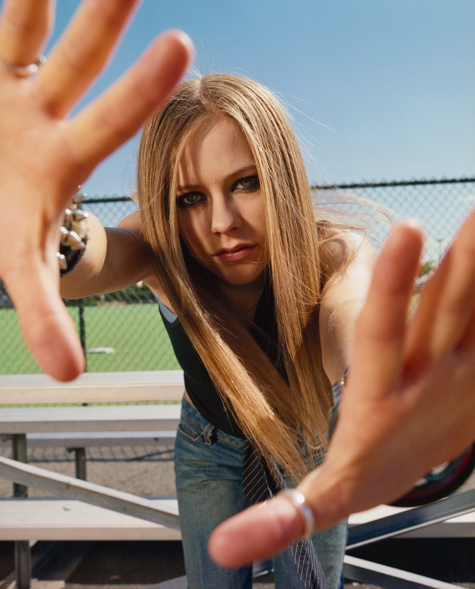 PopCulture2000s's tweet photo. avril lavigne, 2003. https://t.co/C8YssASHI7