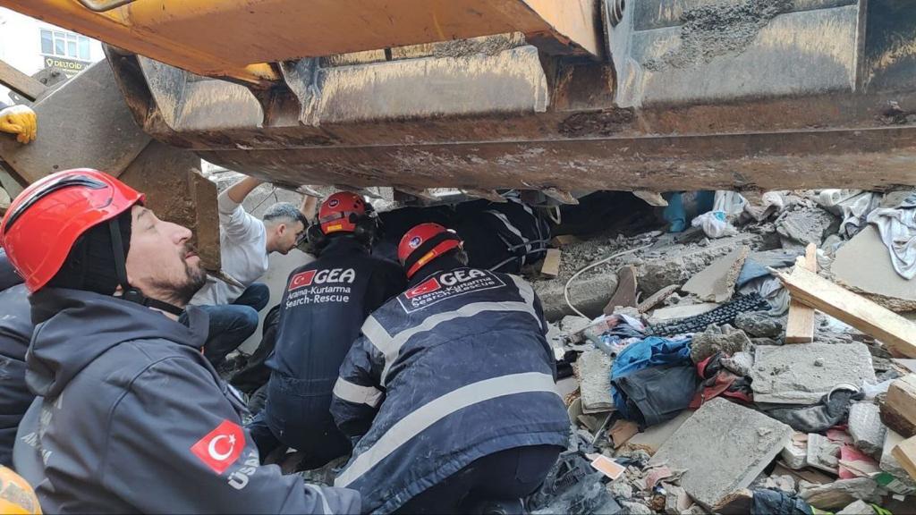 odedeogluile's tweet photo. @GEA__SAR İstanbul ekibimiz İskenderun a ulaşmıştır ve enkaz çalışmalarına başlamıştır.
.
.
#gea #deprem https://t.co/drXbe31ddo