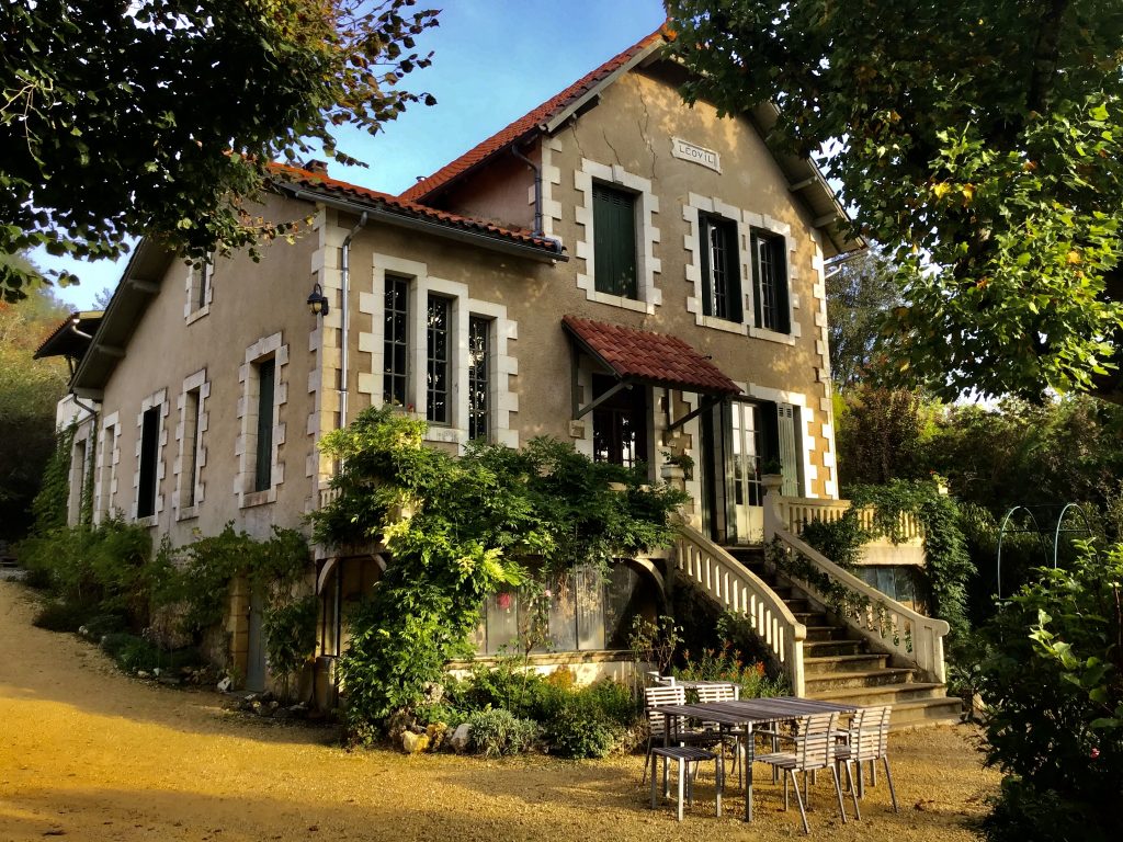 Villa Léovil is located on the edge of the village of Saint Pompon (France). This B&amp;B is surrounded by a large garden with shaded terraces &amp; a swimming pool. Wake up surrounded by greenery with the chirping of birds in the garden of Villa Léovil.
Read more adults-only-guide.com/nl/villa-leovi…