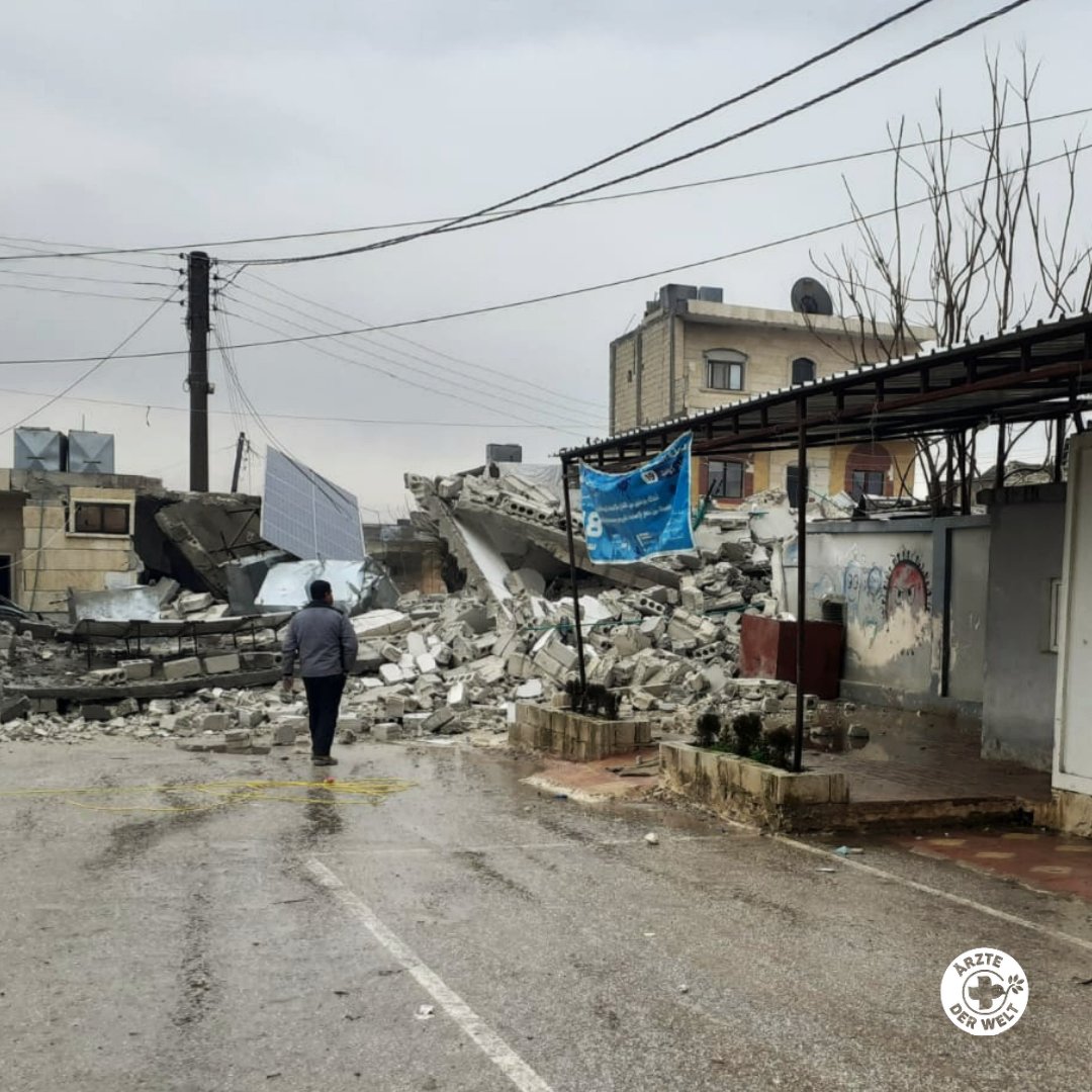 Nach den schweren #Erdbeben hat Ärzte der Welt Notfallteams von seinen Standorten in den türkischen Städten Istanbul und Izmir sowie dem syrischen Gouvernement Aleppo aus entsandt und verteilt Überlebenskits mit Decken, Wasser, Lebensmitteln und Medikamenten. (1/4)