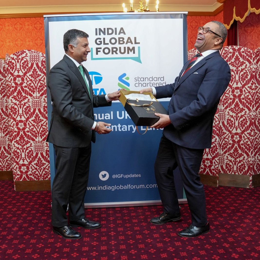 India's High Commissioner to the UK @VDoraiswami presents a Pashmina Shawl from Ladakh to UK Foreign Secretary @JamesCleverly - a lighter yet poignant moment at India Global Forum's Annual 🇬🇧 🇮🇳 Parliamentary lunch.  
@UKIFFupdates #IGFUK
