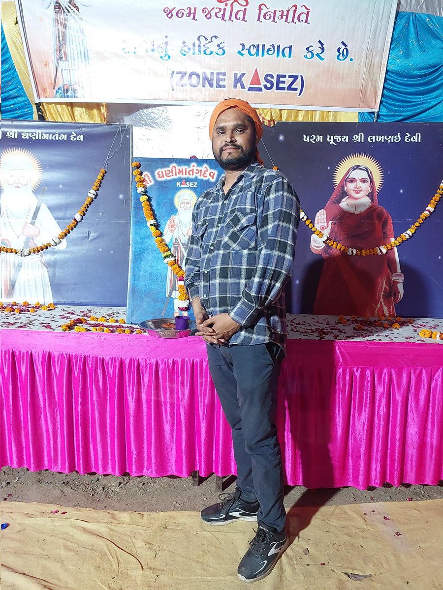 DadaMatang's tweet photo. જય ધણીમાતંગ દેવ 🙏 ધર્માચાર 🙏
પરમ કૃપાળુ પૂજ્ય અલખ ધણીમાતંગ દેવની જન્મજયંતી નિમિત્તે શ્રી ધણીમાતંગ દેવ ગ્રુપ કાસેઝ ( KASEZ) દ્વારા આયોજિત મહા પ્રસાદ,
સમગ્ર ભારતના વિભિન્ન રાજ્યો થી વસવાટ કામ કરતા અંદાજે ૩૦ થી ���૫ હજાર ઝોનના લોકોને મહા પ્રસાદ શ્રી ધણીમાતંગ દેવ ગ્રુપ કાસેઝ દ્વારા https://t.co/UhpDcjStqY