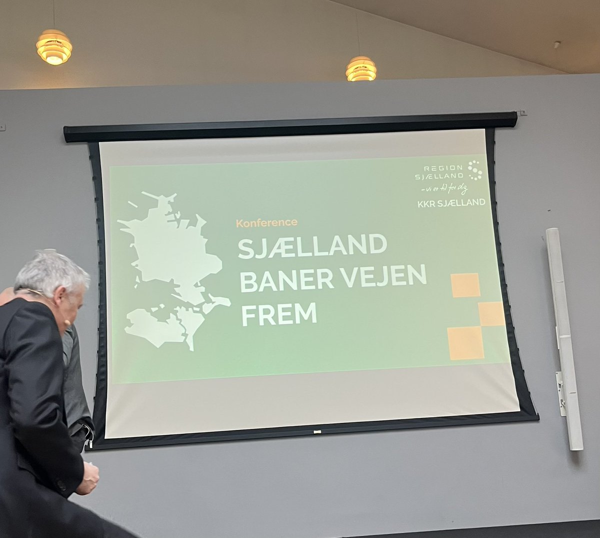 Heino Knudsen (@heinoknudsen) on Twitter photo Vej- og transportforbindelser binder os sammen. Også vigtigt for #dkbiz og vækst. Især i <a href="/regionsjaelland/">Region Sjælland</a>, hvor der er langt mellem land og by. I dag har vi været samlet på tværs af sjællandske interesser for at sætte fokus på fremtidens behov! #dkool #dktransport Vej- og transportforbindelser binder os sammen. Også vigtigt for #dkbiz og vækst. Især i <a href="/regionsjaelland/">Region Sjælland</a>, hvor der er langt mellem land og by. I dag har vi været samlet på tværs af sjællandske interesser for at sætte fokus på fremtidens behov! #dkool #dktransport