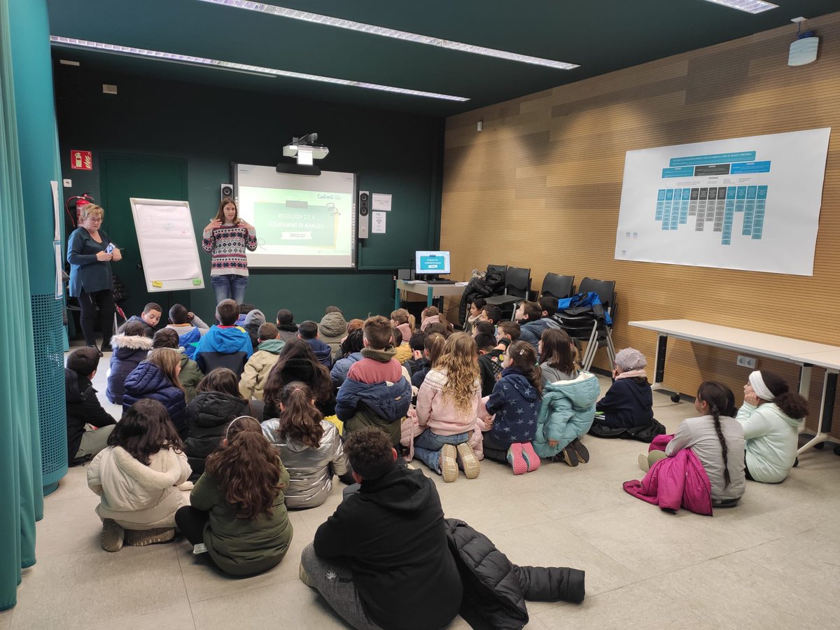LabManlleu's tweet photo. 📣Aquesta tarda ens han visitat una colla de "cooperativistes" de @elcarmevedruna 
👉Aquest és un dels centres escolars de #Manlleu que participa en el projecte #cuEmE per fomentar la cultura emprenedora a l'escola 👏
Ben aviat els tindrem com a #coworkers al LAB!!😜 https://t.co/AOwwgVbgBO
