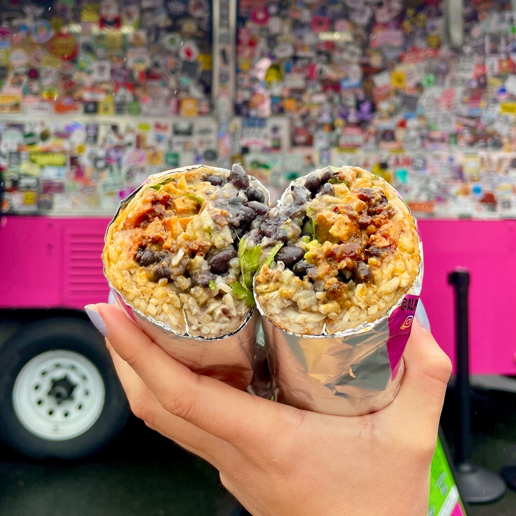 SPARKsocialSF's tweet photo. 👀Pro tip: grab two burritos from @alpastorpapi415 put them in each pocket and you’ll have delicious hand warmers that double as lunch! 😉

#SparkSocialSF #ParklabGardens #MissionBaySF #SFGuide #AlwaysSF #DoTheBay #ChaseCenter #ExploreSF #EnjoySF #SFBucketList #FoodTrucksBayArea https://t.co/E9O3koDGGP