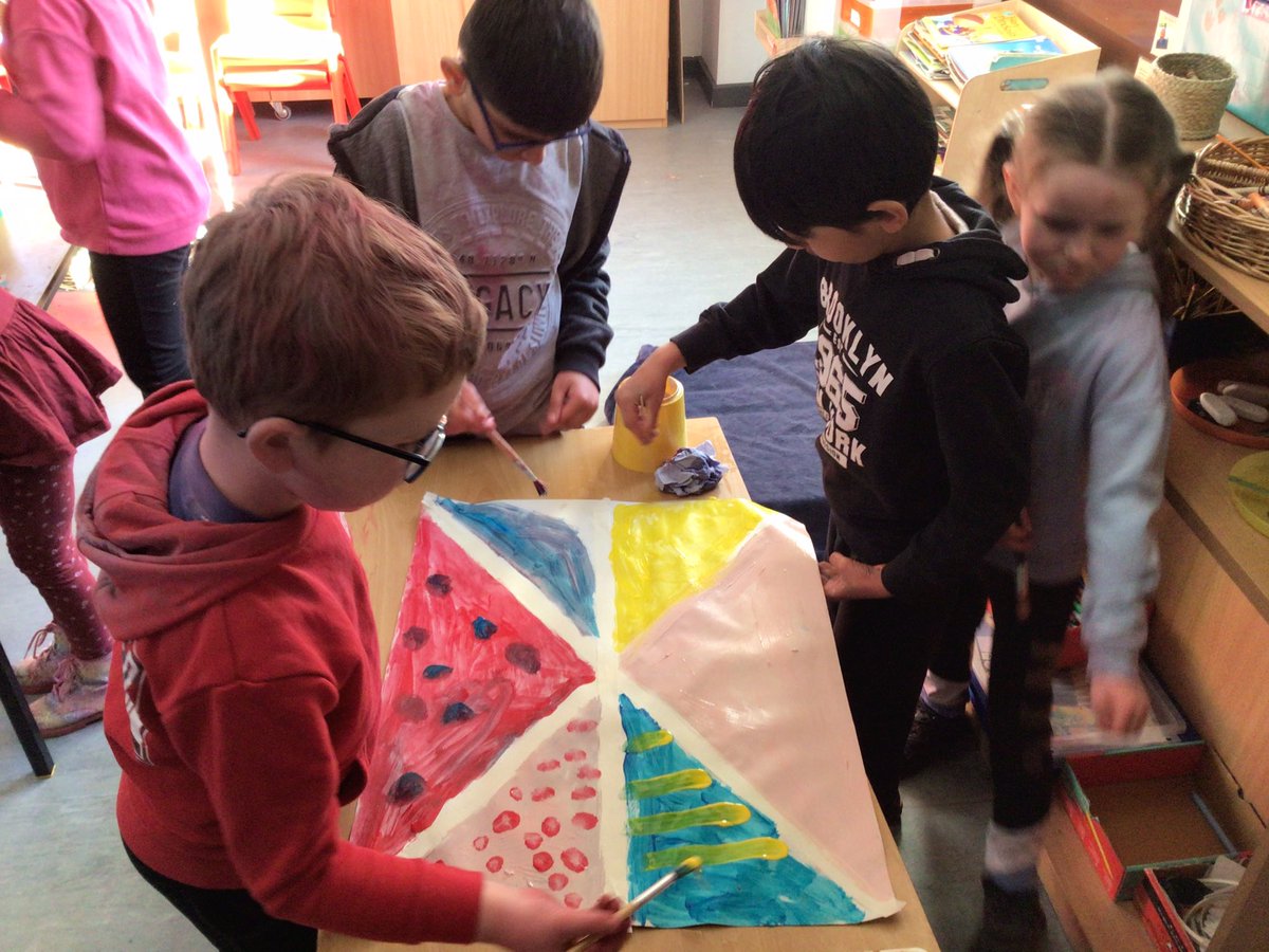 Year 2 have had a fantastic art enrichment day today exploring lots of different types of paint and their textures 👨🏼‍🎨👩🏽‍🎨 @kestrelmead #kestrelart