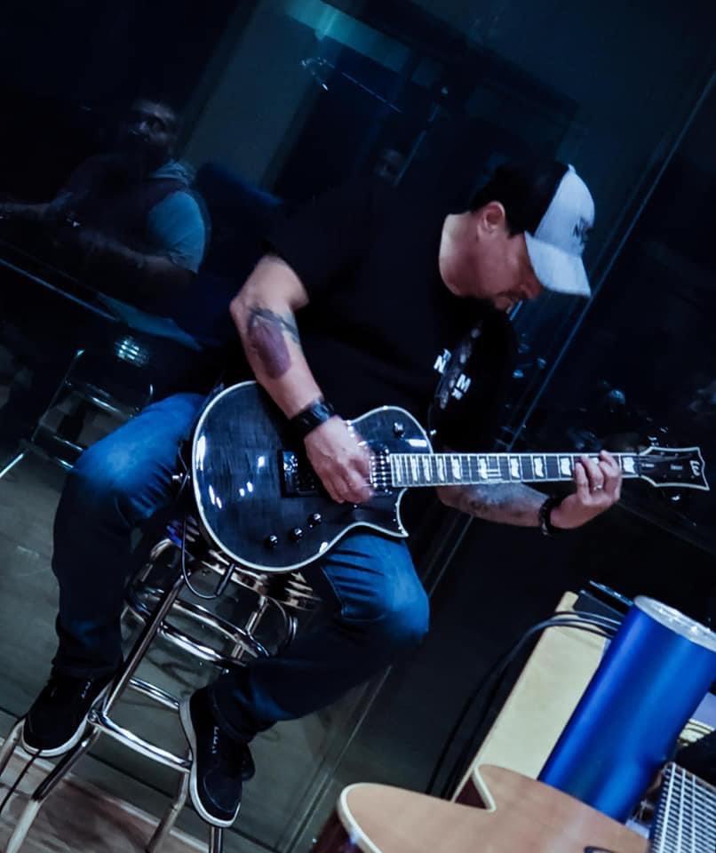 TheRudyRocha's tweet photo. Happy Monday Guys! Working on new music. Stay Blessed. 🙏#FreddieRecordsArtist #LaFiebre #TheRudyRocha #3xgrammynominee #tejanohalloffame #TejanoLegend #espguitars #InTuneGuitarPicks #sitstring #emgpickups #meeaudio #Blessed https://t.co/u3wThxtsIF