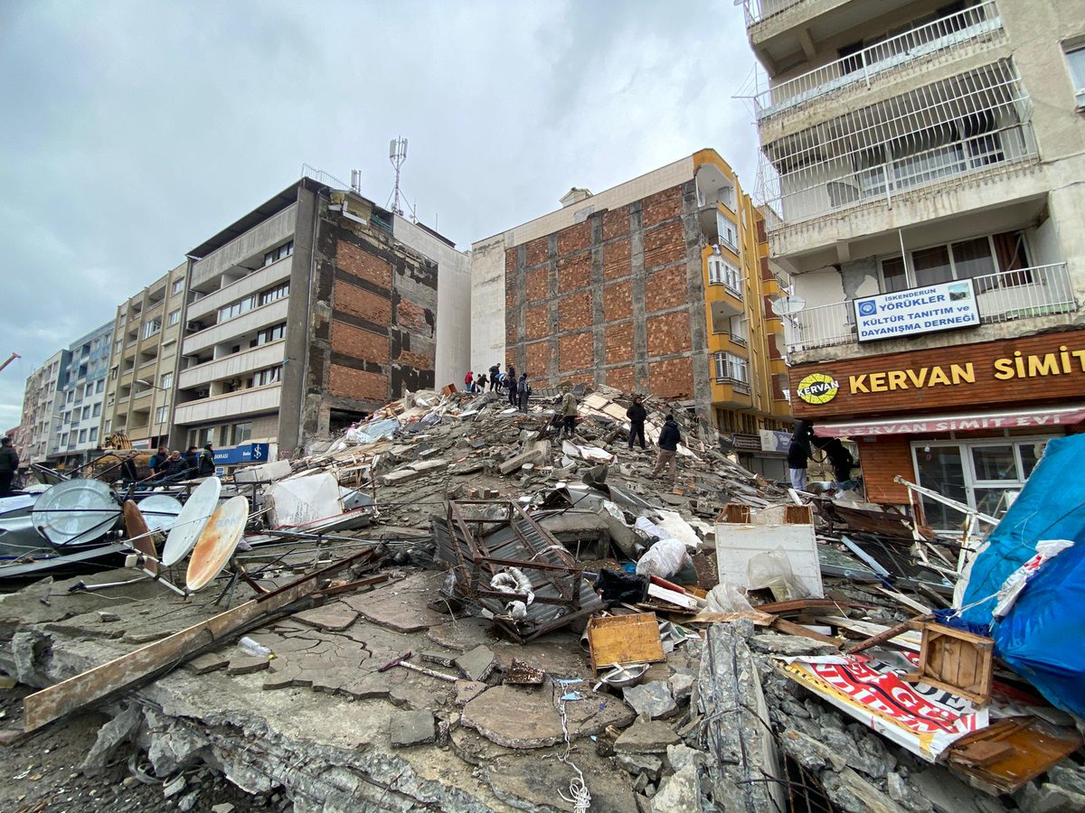 EsmaIsoglu's tweet photo. #hatayafad Kurtuluş Mahallesi İş bankası yarıkkaya şubesi yanındaki sarı bina Sertkol Apartmanı İskenderun/Hatay
 LÜTFEN YETKİLİLERE ULAŞIN ENKAZDA EN AZ 13 KİŞİ VAR https://t.co/F8YEemmLxq