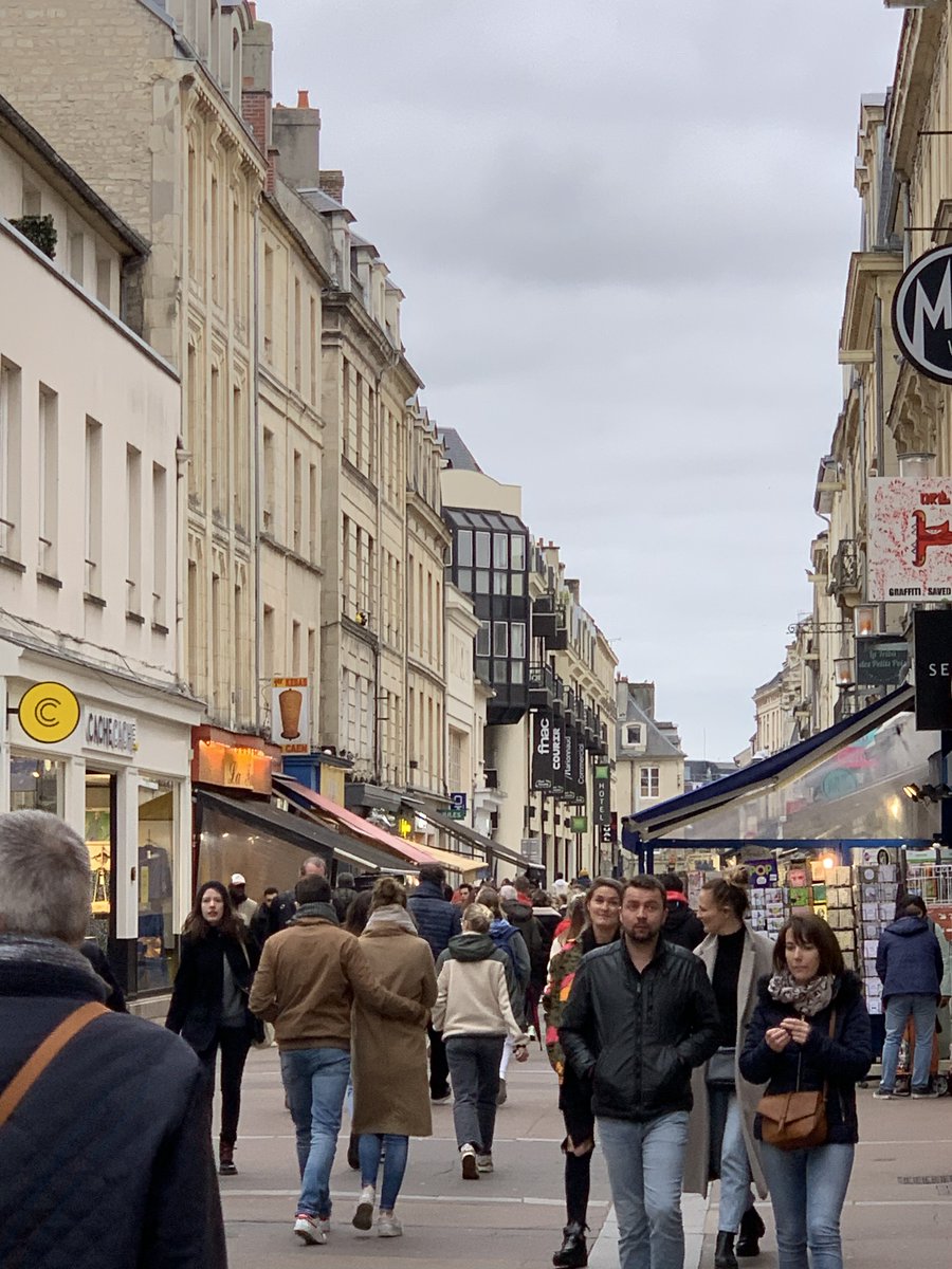 Vitrinesdecaen's tweet photo. Retour en image sur la braderie du weekend dernier :

#caen #caenmaville #braderie #braderiecaen #braderiehiver #vitrinesdecaen https://t.co/sEX2EikwQf
