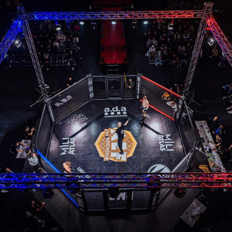 aec_mma's tweet photo. Vous étiez 𝟏𝟎𝟎𝟎 spectateurs présents pour #AEF2 🏟
Un engagement dont VOUS avez été les principaux acteurs ! 🙏🏼
Pour cela,
MERCI à tous nos partenaires et prestataires,
MERCI aux combattants pour ces fights spectaculaires,
MERCI à nos bénévoles.
Et bientôt…#𝐀𝐄𝐅𝟑 🤫⏳ https://t.co/jcabwLxPhD