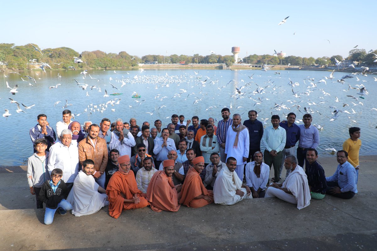 rajkotgurukul's tweet photo. માઘસ્નાન પુર્ણાહુતી નિમિત્તે પ્રસાદીભૂત માંડવી દરિયે સમુદ્રસ્નાન કરતા સંતો ભક્તો.
.
.
#swaminarayan #maghasnan #rajkotgurukul #snan #seabath #bathing #sea #mandvibeach #Gujarat #beach #tour #journey #travelling #grouptravel https://t.co/maDlhv58YV