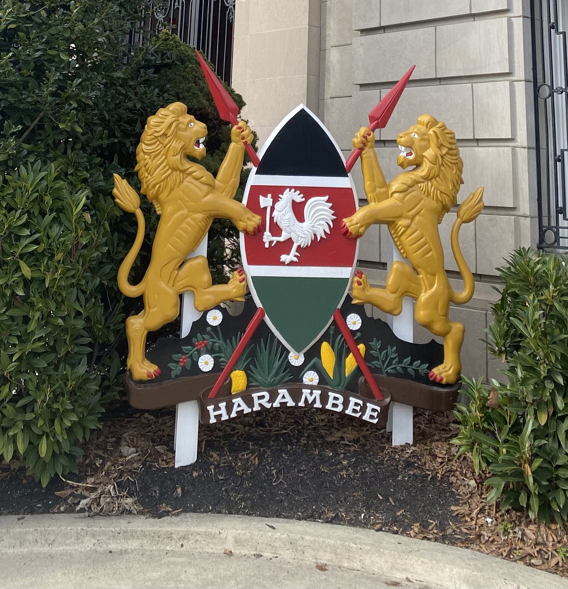 KiyomiBuker's tweet image. ”HARAMBEE!“ ケニア大使館の前にあるオブジェ。スワヒリ語で「皆んなで力を合わせよう」と言う意味！👍👍👍多民族国家ならではのスローガンだと思った。 #大使館 #embassyrow