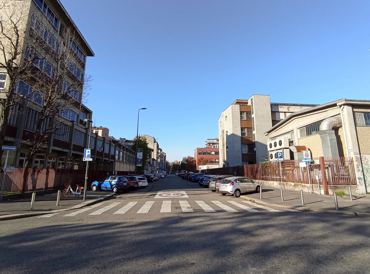 Milano 30km/h - oltre alla questione dell'educazione stradale, il cambiamento passa anche attraverso il disegno delle sezioni. Prendete ad esempio via Venezian di quasi 9 metri a senso unico, la segnaletica dice 30, la strada invita al 'floor it!' 
#30kmh #milano #mobilita