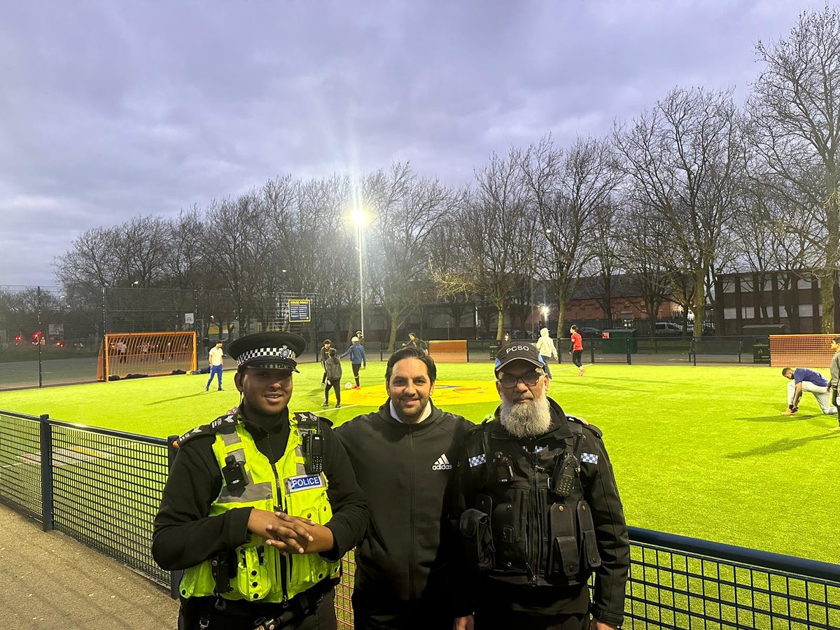 It was good to receive a visit on Saturday from Sgt Ahmed and PCSO Dada and for us to update on all the work we are doing to provide positive opportunities for young people. Over 276 visits to our sessions by young people last week @VR_Network @LeicsPCC @EastLeicsNPA @LPEastLeics