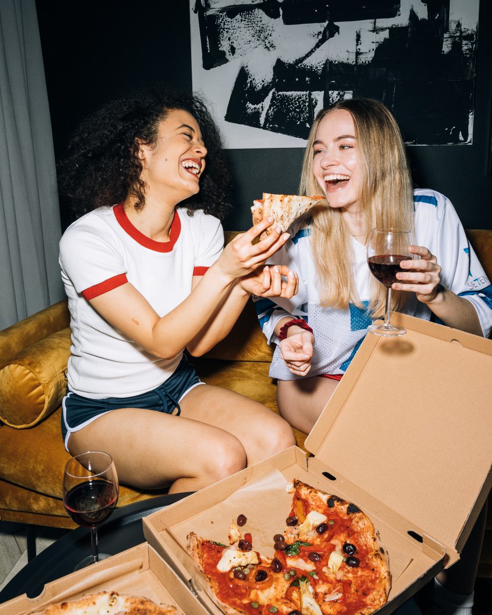WinesofGermany's tweet photo. Movie magic (ft. German wine)
What better way to embrace the dark and chilly nights than a movie night at home? Our current favourite pairing is Spätburgunder (aka Pinot Noir) with a classic cheese pizza.
#GermanWinePairing #GermanWine #FilmandFood #Spatburgunder https://t.co/5eCA95MVL1