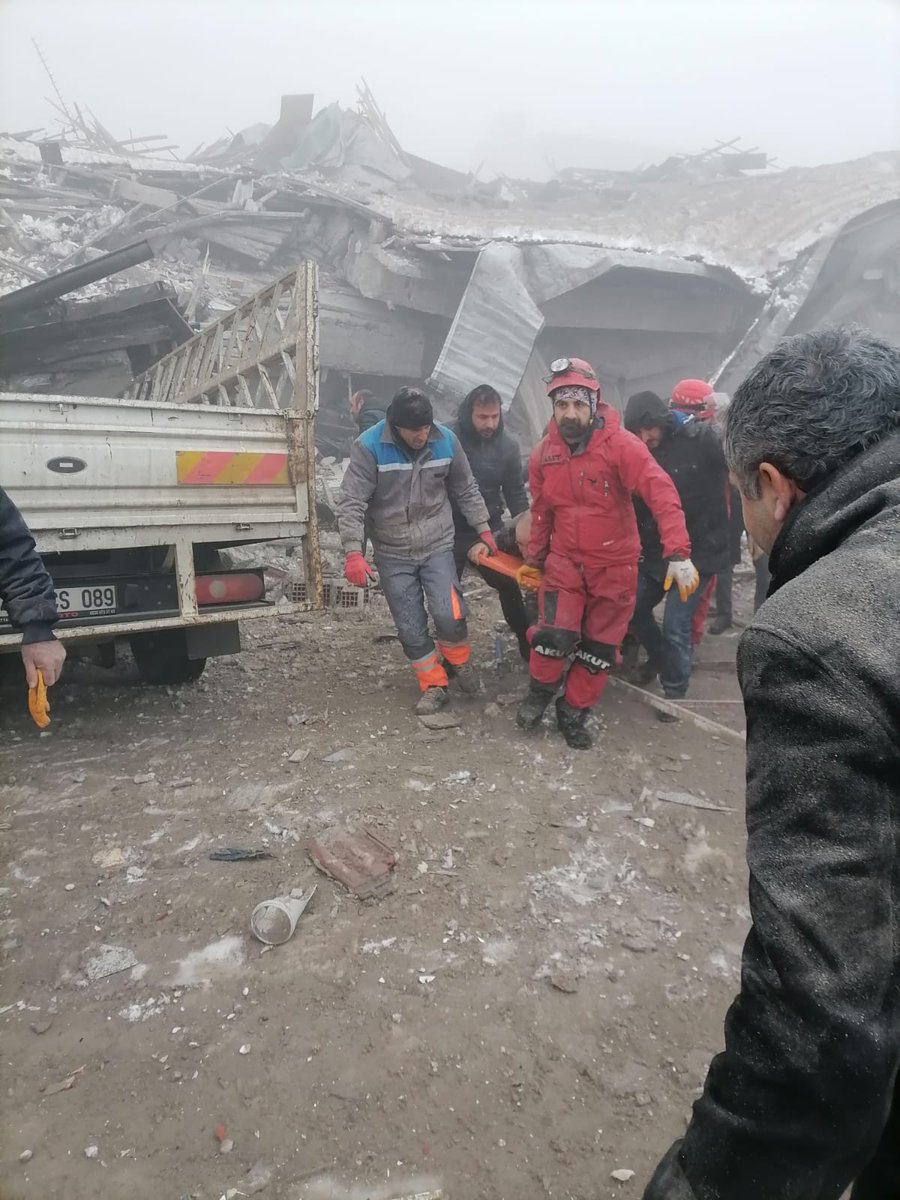 AKUTDernegi's tweet photo. #AKUToperasyon Ekiplerimiz, Kahramanmaraş'ta meydana gelen depremin ardından arama kurtarma çalışmalarını aralıksız sürdürüyor. https://t.co/7TbgrgrXqh