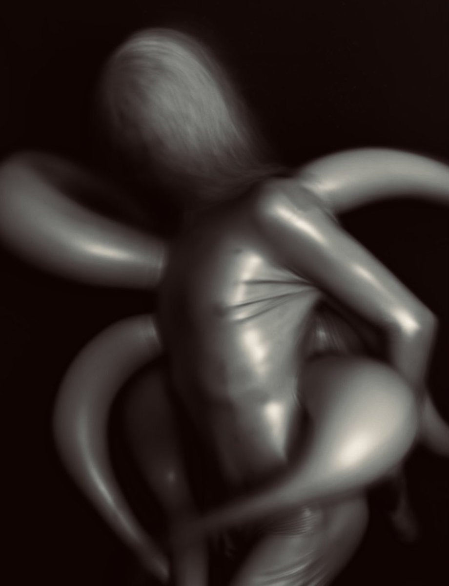 dolldevice's tweet photo. self-portraits🖤 I think these might just be my favourite https://t.co/GAoMtasdj3