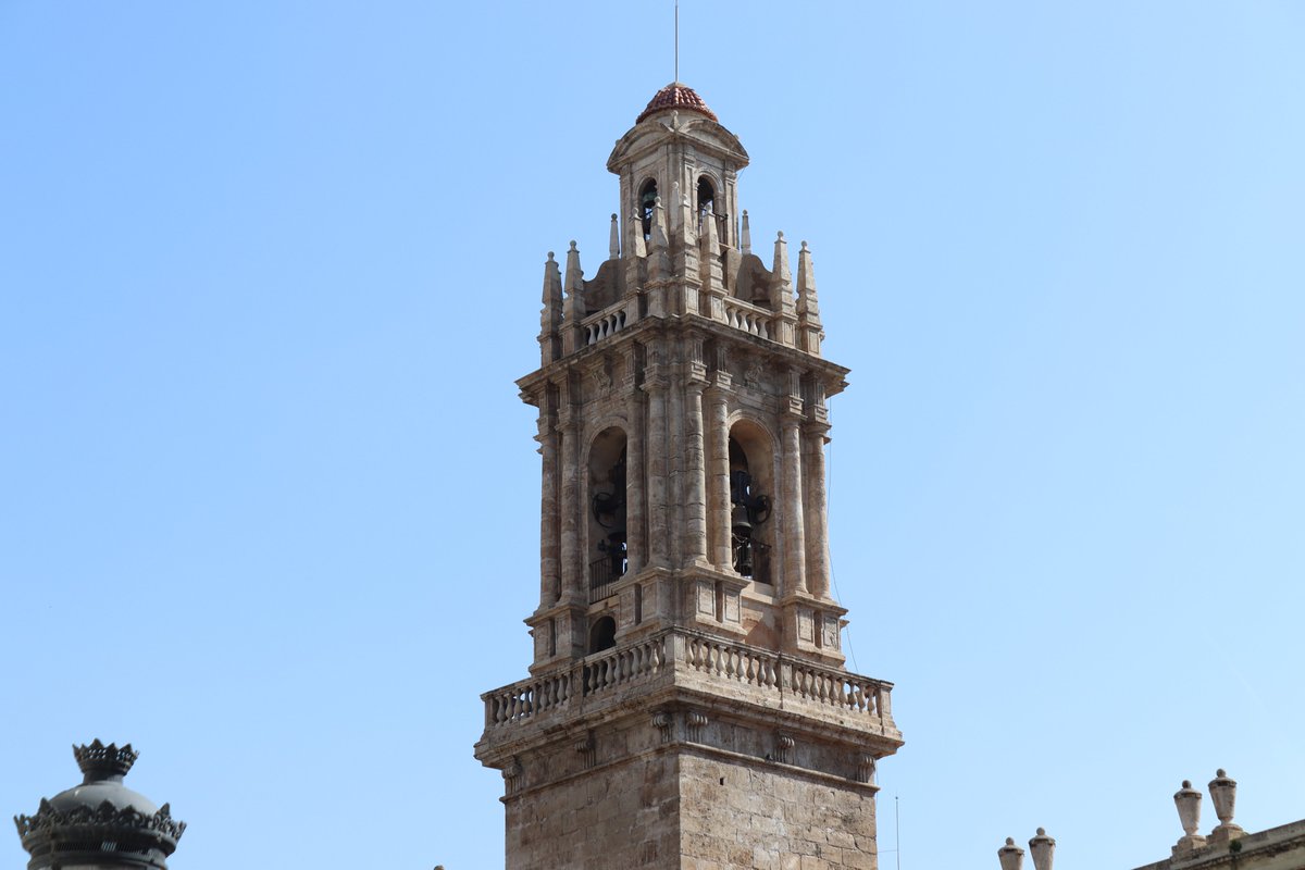 ProyectoHistor2's tweet photo. La capilla real de Alfonso el Magnánimo, una de las obras más refinadas del siglo XV ibérico, las primeras bóvedas tabicadas antecedente de Guastavino del mundo cristiano medieval, o su iglesia castrense, invitan a dar una vuelta por aquí. https://t.co/7Qn7Dzxk9d