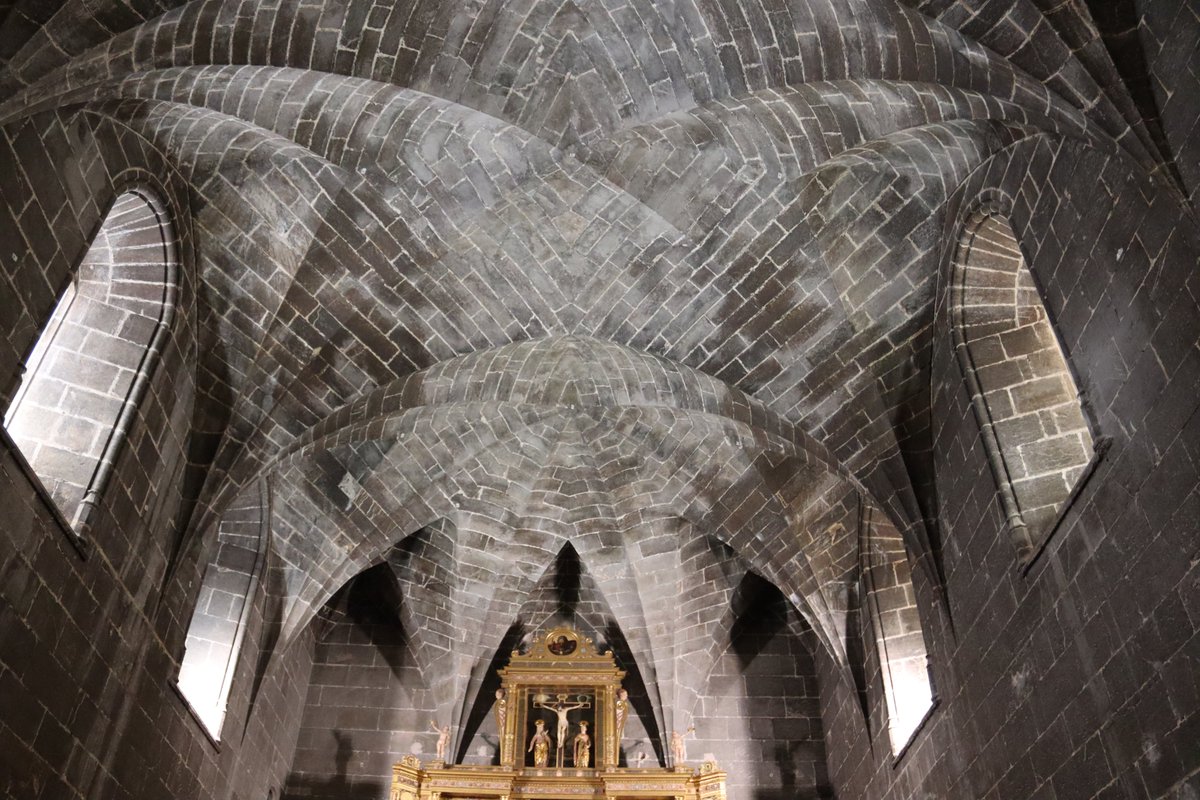 ProyectoHistor2's tweet photo. La capilla real de Alfonso el Magnánimo, una de las obras más refinadas del siglo XV ibérico, las primeras bóvedas tabicadas antecedente de Guastavino del mundo cristiano medieval, o su iglesia castrense, invitan a dar una vuelta por aquí. https://t.co/7Qn7Dzxk9d