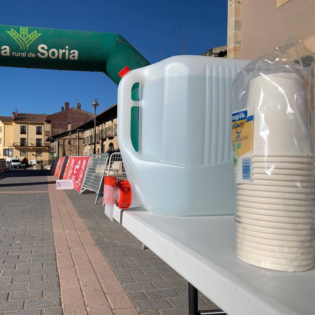 fedetriatloncyl's tweet photo. En Navaleno mejoramos el impacto medioambiental de los avituallamientos con vasos de cartón y garrafas
#menosresiduos #tenemosunplan #sostenibilidad #navaleno #soria #cyl #somostriatlon https://t.co/ISo1uUGKW5