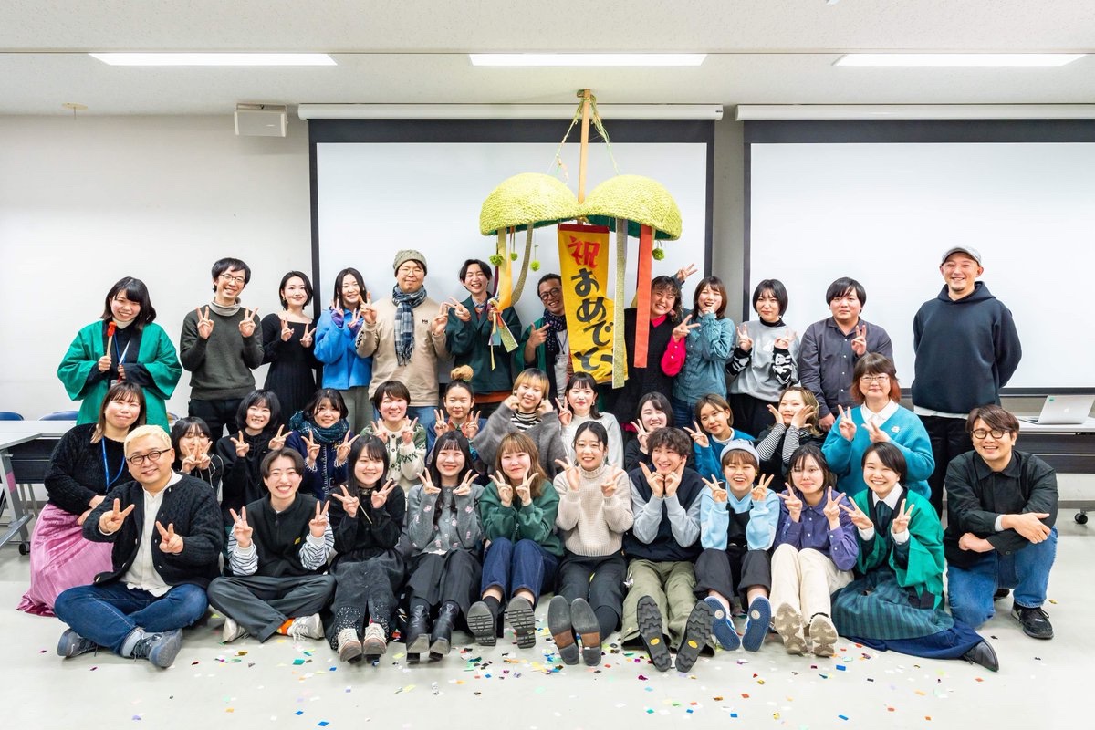 4.5日に卒業論文発表会が開かれました！👏
学長賞、優秀賞など５賞の受賞者が発表されました。本当におめでとうございます！🎊受賞者へ教員方から表彰文が読まれた時自分のことのように嬉しく思いました☺️
来年、再来年の卒業論文も楽しみです。
写真は作山朋之さんです。