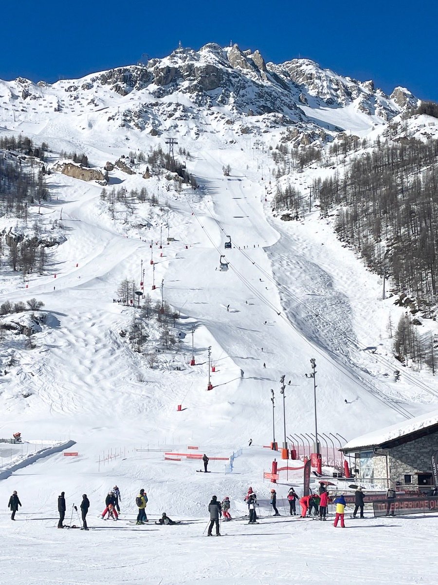 yseski's tweet photo. This morning in Val d’Isère - days don’t get much better than this. We have some availability for 12-19 Feb. #yseski #valdisere #perfectday #snow https://t.co/ECIUSyTVdg