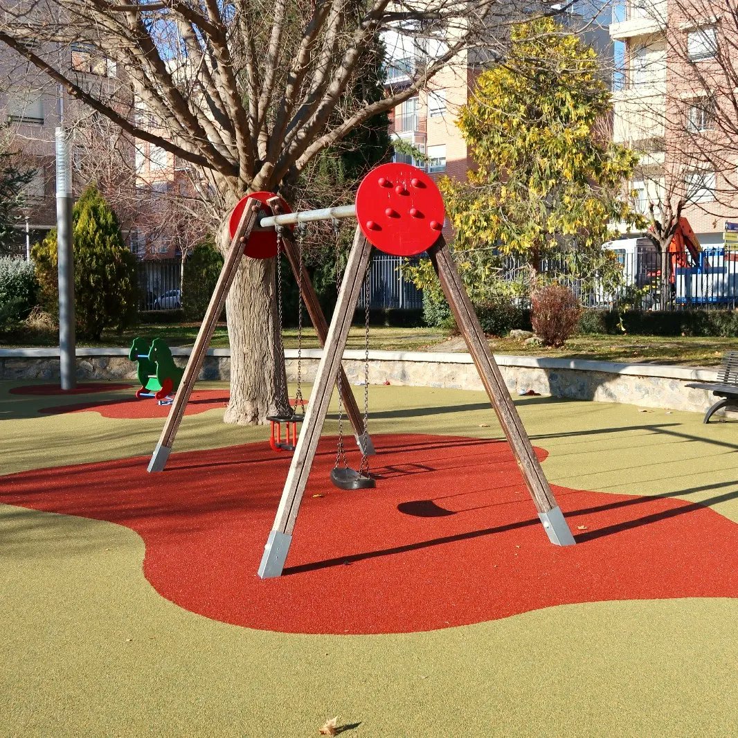 AytodeCaravaca's tweet photo. 🎡🌳 Mejoras en parques infantiles

En el parque Pedro García-Esteller se ha sustituido el suelo de caucho de la zona infantil. Previamente, se repararon y se pintaron los elementos de juego y se arreglaron las partes del pavimento que sufrían desperfectos por las raíces. https://t.co/MzxDFuiylW