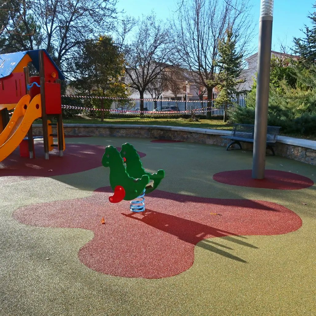 AytodeCaravaca's tweet photo. 🎡🌳 Mejoras en parques infantiles

En el parque Pedro García-Esteller se ha sustituido el suelo de caucho de la zona infantil. Previamente, se repararon y se pintaron los elementos de juego y se arreglaron las partes del pavimento que sufrían desperfectos por las raíces. https://t.co/MzxDFuiylW