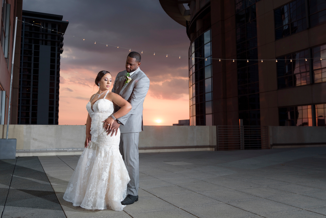 MinervaPhoto's tweet image. Romantic rooftop sunsets 🌅 
.
@vic_x24 @allsmiles_jiles @thebalconyorlando @cocktails_catering @its_tasty_too @otownflowers @djjohnnybc @goldenempressnails @minervaphotography
.
#thebalconyorlando #thebalconyorlandowedding #balconyorlando #balconyorlandowedding #balconywedding