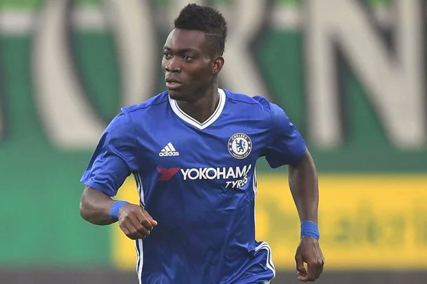 APortillo21's tweet photo. Christian Atsu, ex-jugador del Porto, Chelsea y Newcastle entre otros, se encuentra sepultado bajo escombros tras el devastador terremoto que acaba de afectar a Turquía. Los equipos de rescate se encuentran buscando al internacional ghanés. https://t.co/P2IIARgIcb