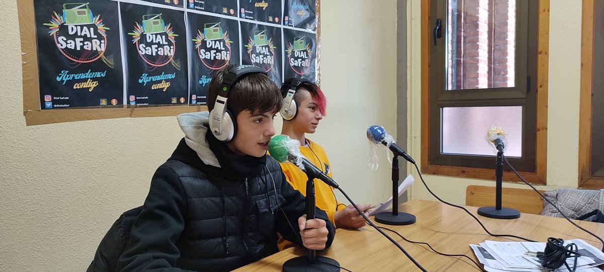 dialsafari's tweet photo. Momentos de la emisión del programa BASURA ESPACIAL perteneciente a la primera jornada de la celebración del Día Internacional de la Radio. 👉📻 https://t.co/lSFM4zc8Xg
@RadioEscolarVLL  #dialsafari #DMR23 https://t.co/wV4M7ns1nL