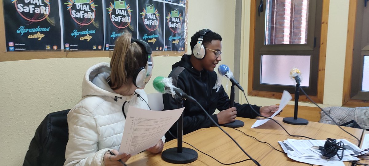 dialsafari's tweet photo. Momentos de la emisión del programa BASURA ESPACIAL perteneciente a la primera jornada de la celebración del Día Internacional de la Radio. 👉📻 https://t.co/lSFM4zc8Xg
@RadioEscolarVLL  #dialsafari #DMR23 https://t.co/wV4M7ns1nL