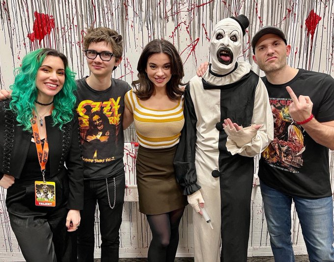 E nos dias 4 e 5 de fevereiro rolou a primeira edição do  
<a href="/CreepIECon/">CreepIE Con</a>, convenção temática de terror em Ontário, Califórnia com as presenças de <a href="/littlepunkppl/">Elliott Fullam</a> @leahvoysey <a href="/_LaurenLaVera_/">Lauren LaVera</a> <a href="/damienleone/">Damien Leone</a> e David Howard Thornton.

Quanta gente linda, mds +_+ 🥰🥹