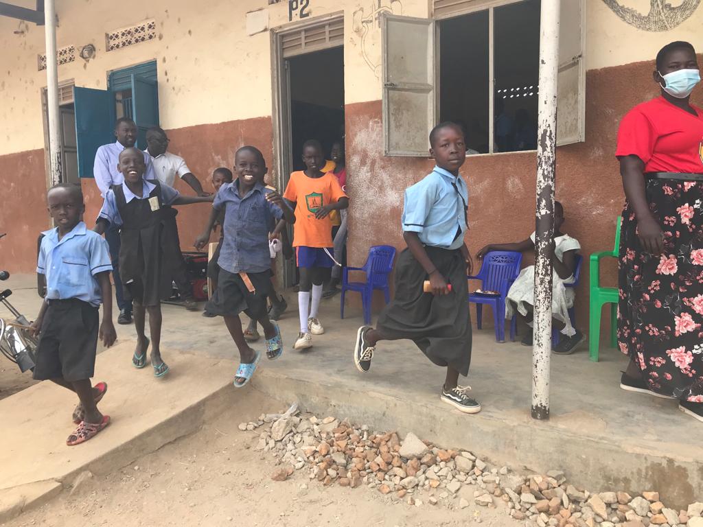 vaticannews_it's tweet photo. #Giuba Finisce la lezione, lavarsi le mani e poi il pranzo, a volte l'unico pasto della giornata. Educazione all'igiene e nutrizione nelle scuole è uno dei progetti del @MalteserInt #SudSudan
@ordinedimalta 
Approfondimenti su #PapaInAfrica: https://t.co/WKdTBkVXQj https://t.co/aBjJJTbRMz