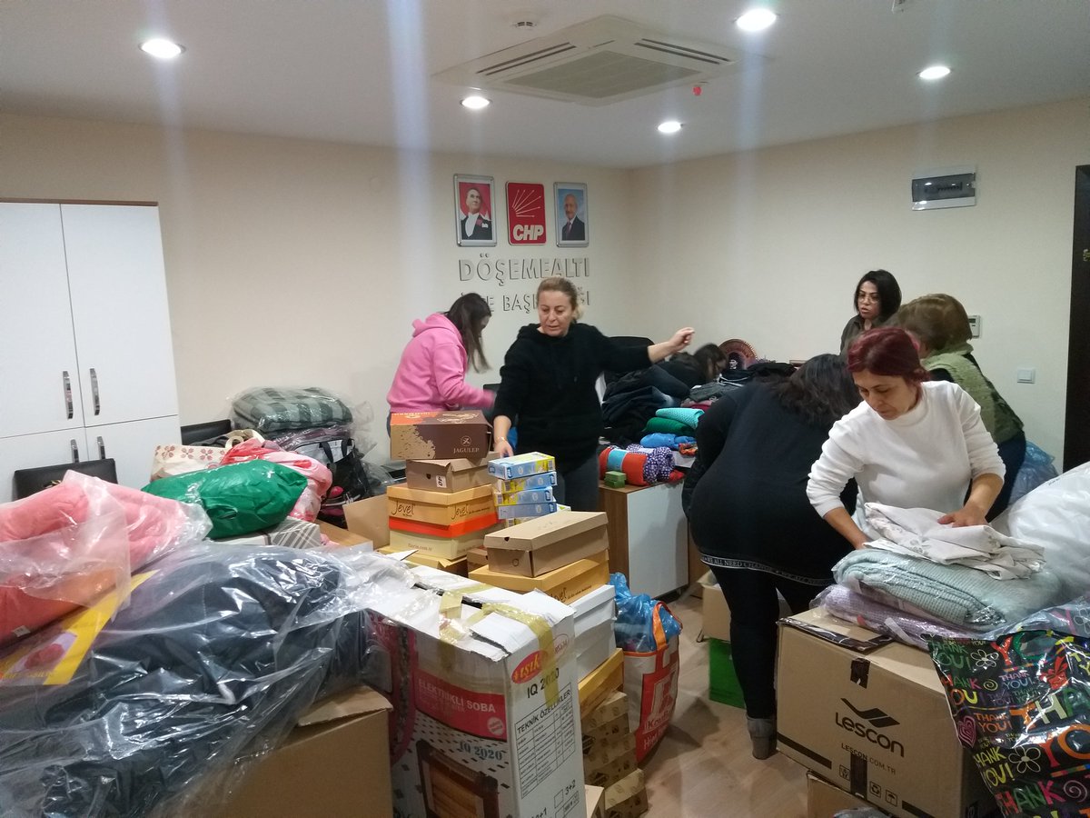 CHPdalti's tweet photo. Depremzede vatandaşlarımıza destek olmak amacıyla partili ve gönüllülerimizin bağışlarını İlçe Başkanlığımızda paketlemeye devam ediyoruz. Desteklerini esirgemeyen herkese çok teşekkür ederiz. Yaralarımızı hep birlikte saracağız. https://t.co/lSlHxvFRK3
