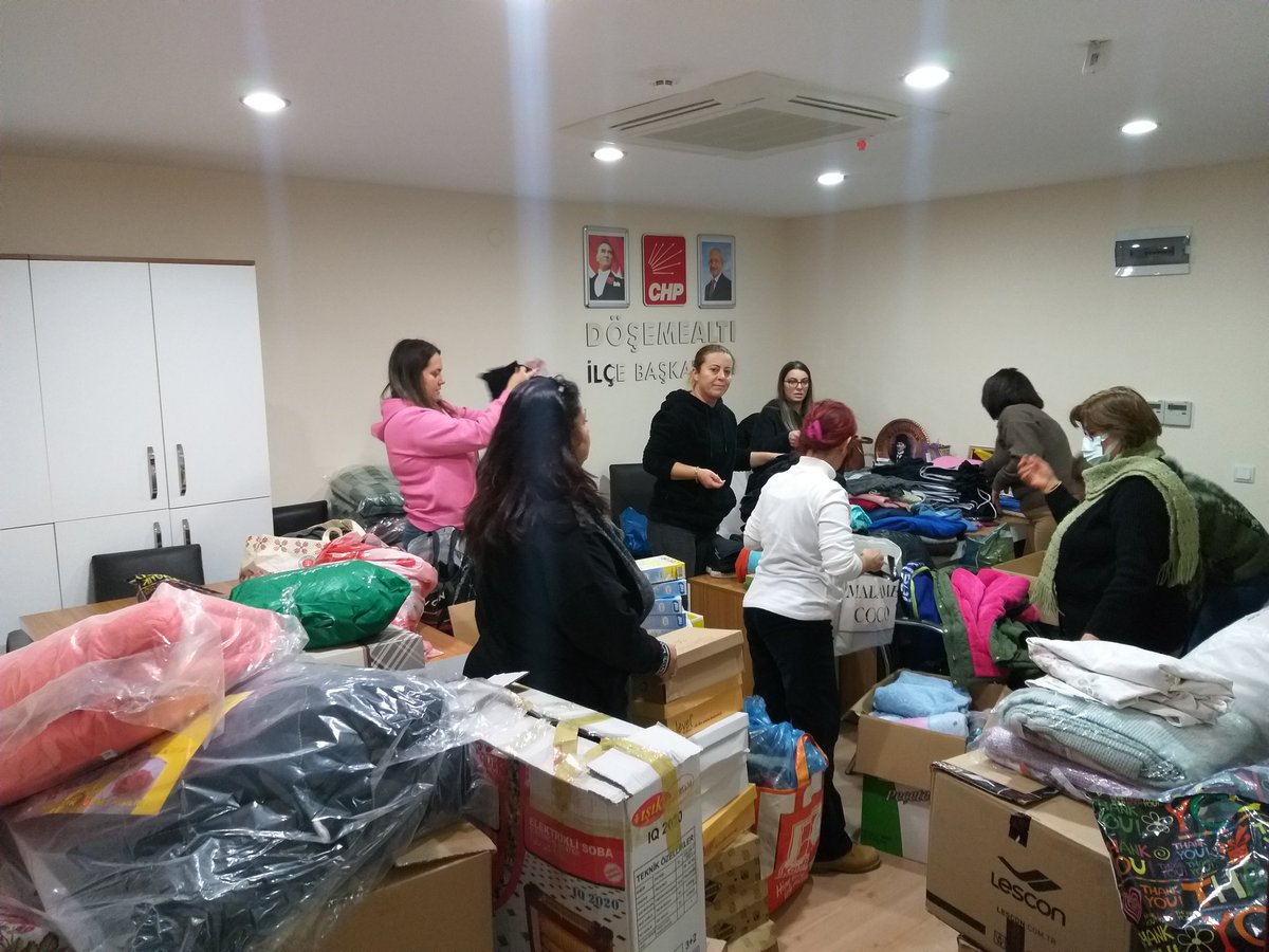 CHPdalti's tweet photo. Depremzede vatandaşlarımıza destek olmak amacıyla partili ve gönüllülerimizin bağışlarını İlçe Başkanlığımızda paketlemeye devam ediyoruz. Desteklerini esirgemeyen herkese çok teşekkür ederiz. Yaralarımızı hep birlikte saracağız. https://t.co/lSlHxvFRK3