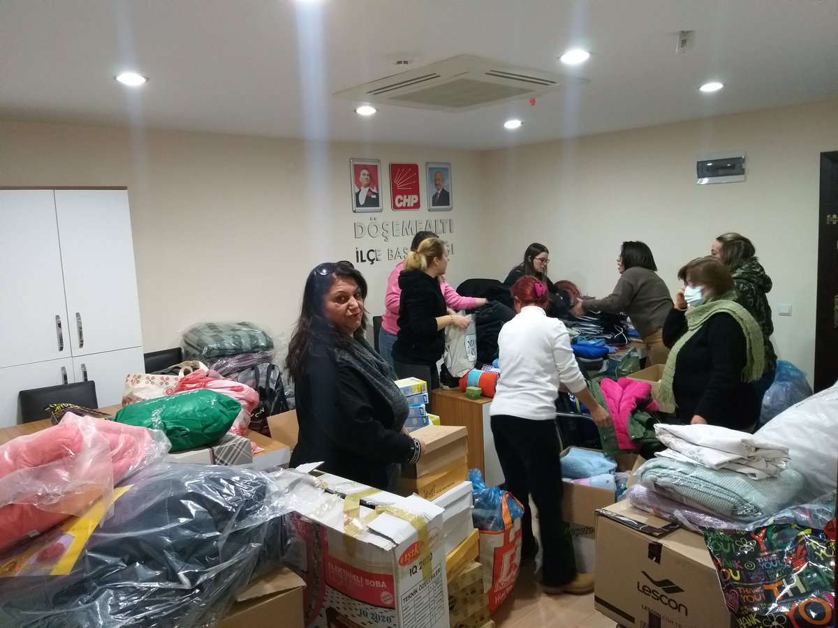 Depremzede vatandaşlarımıza destek olmak amacıyla partili ve gönüllülerimizin bağışlarını İlçe Başkanlığımızda paketlemeye devam ediyoruz. Desteklerini esirgemeyen herkese çok teşekkür ederiz. Yaralarımızı hep birlikte saracağız.